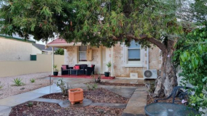Charming 100 yr old cottage in the heart of Moonta